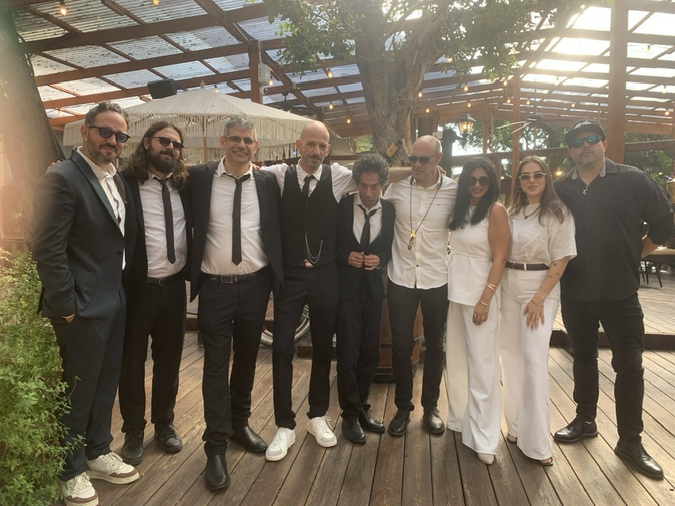 חברי Groove בלבוש ערב לפני הופעה