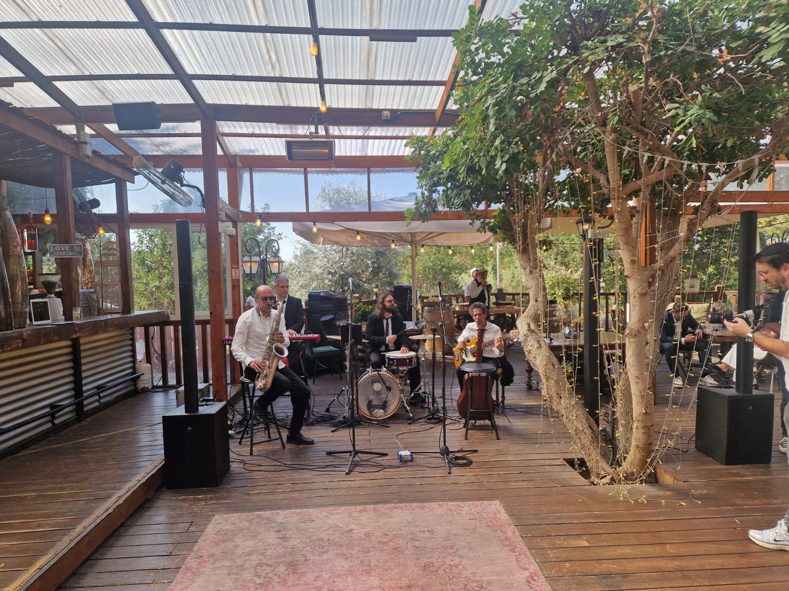 הרכב חי בקבלת פנים בגן מקורה
